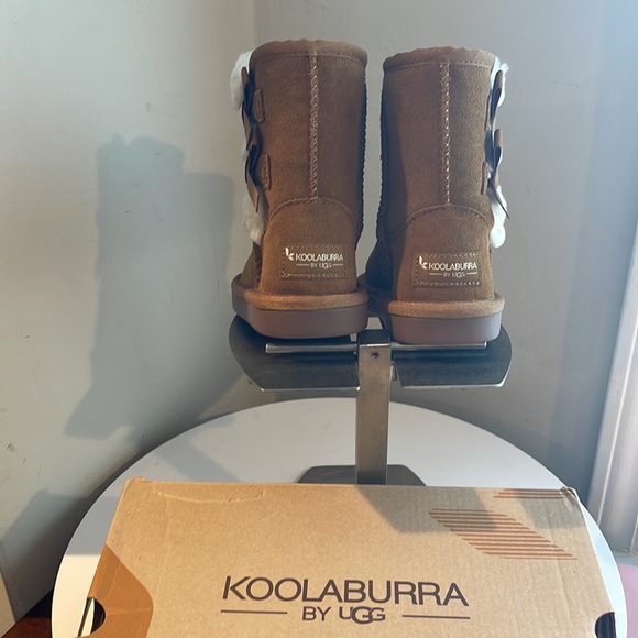 Koolaburra by UGG Child Victoria Short Fashion Warm And Cozy Boot PRICE IS FIRM - Picture 5 of 7